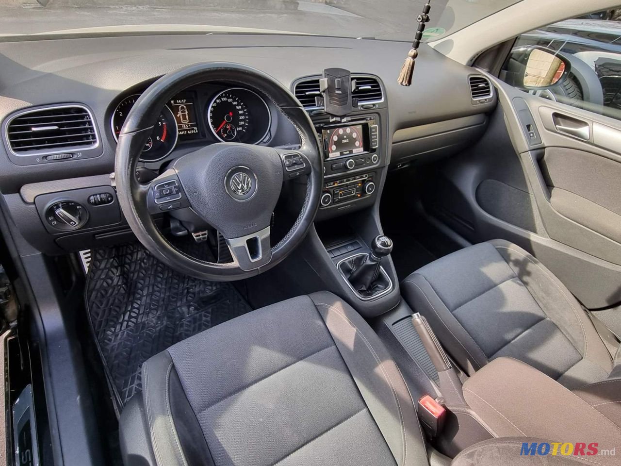 2011' Volkswagen Golf photo #3