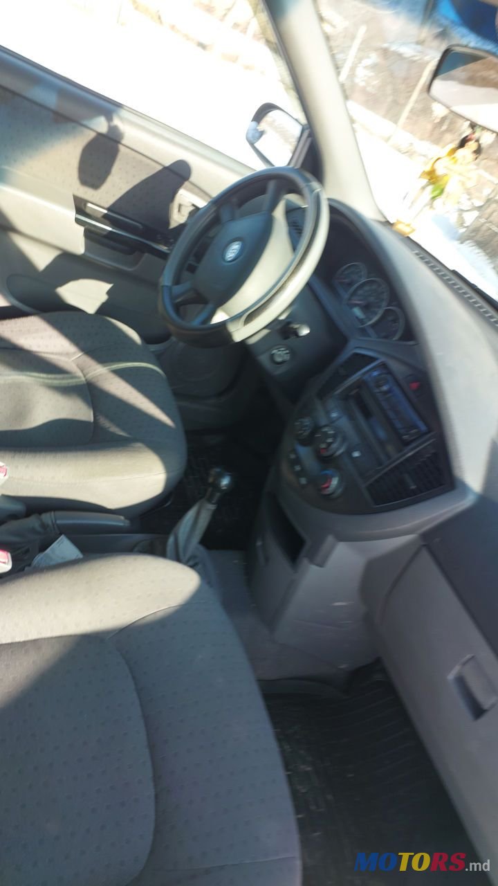 2002' Kia Carens photo #5