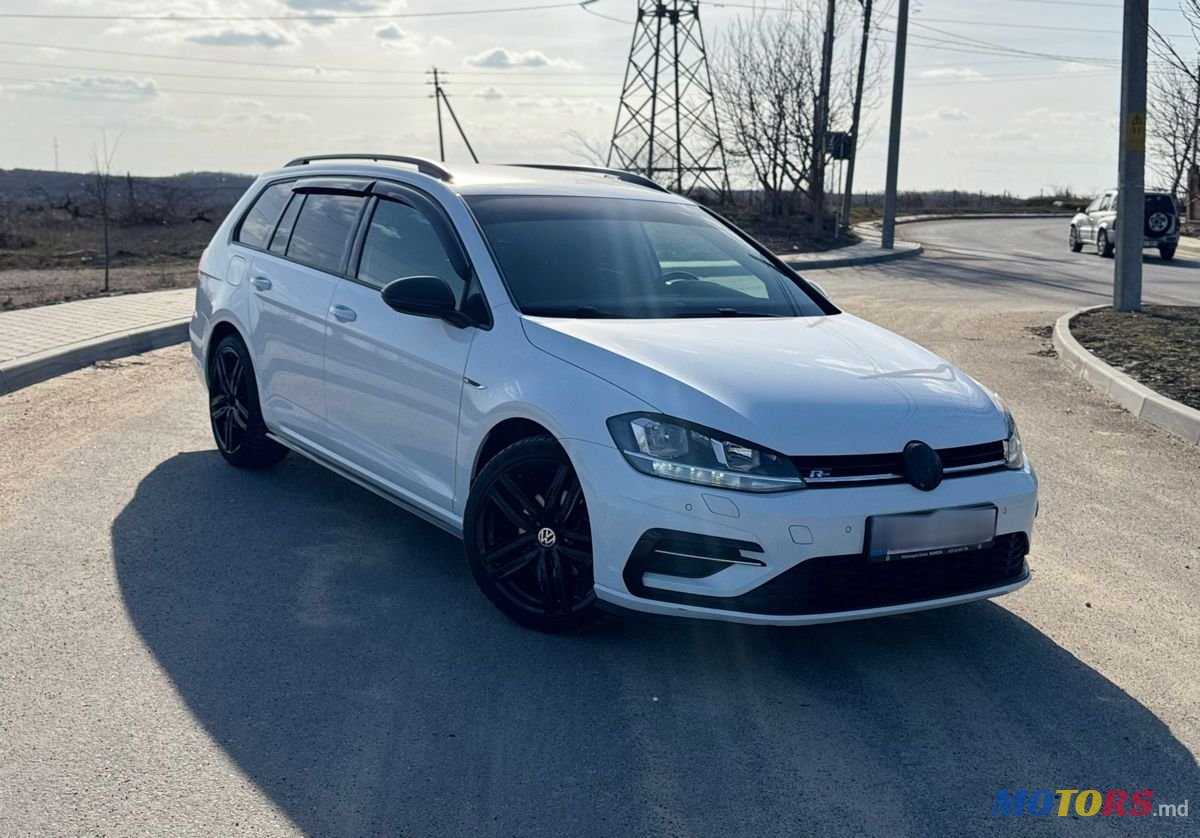 2019' Volkswagen Golf photo #2