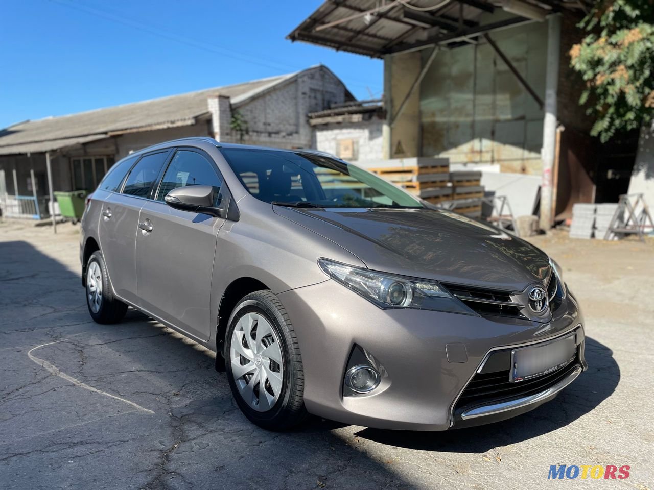 2014' Toyota Auris photo #2
