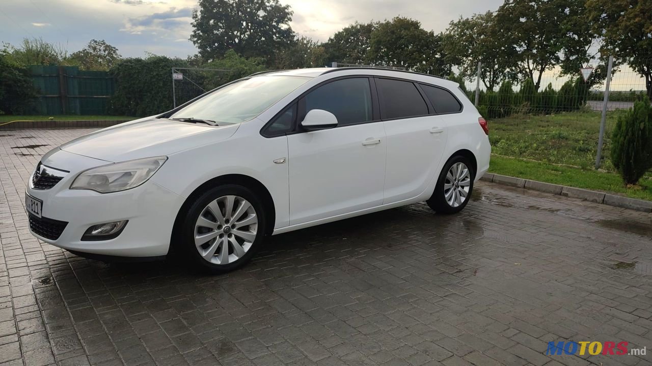 2011' Opel Astra photo #3