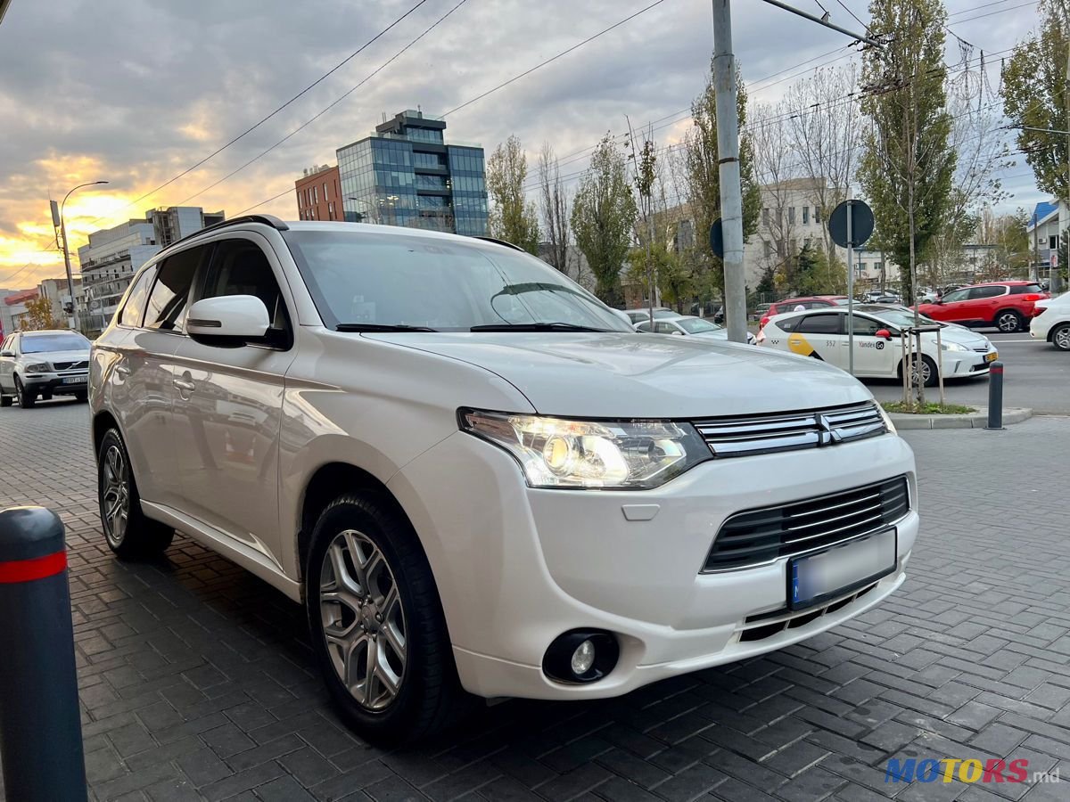 2013' Mitsubishi Outlander photo #2