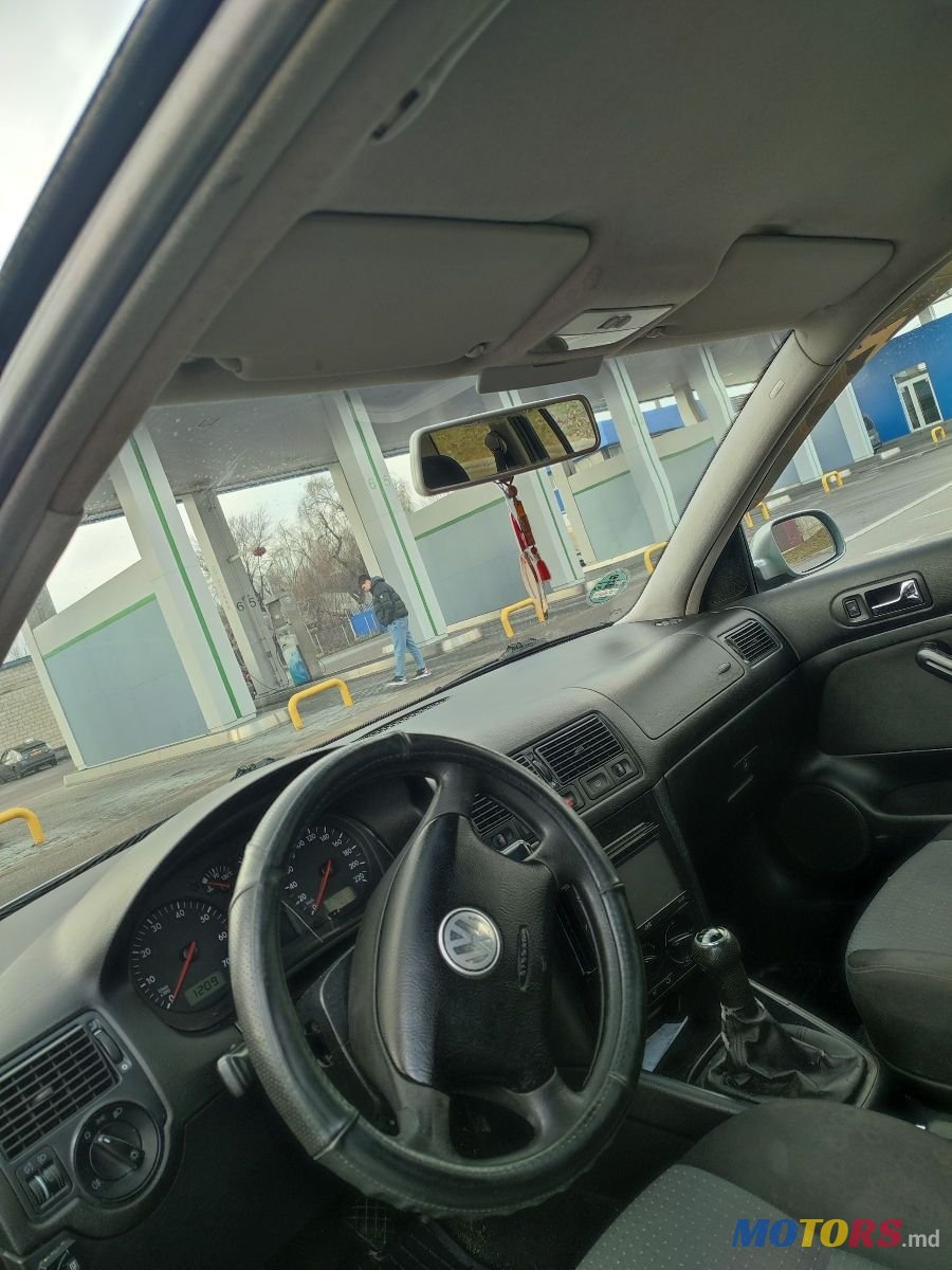 2004' Volkswagen Golf photo #5