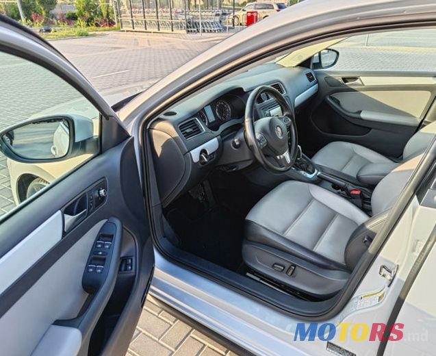 2012' Volkswagen Jetta photo #6