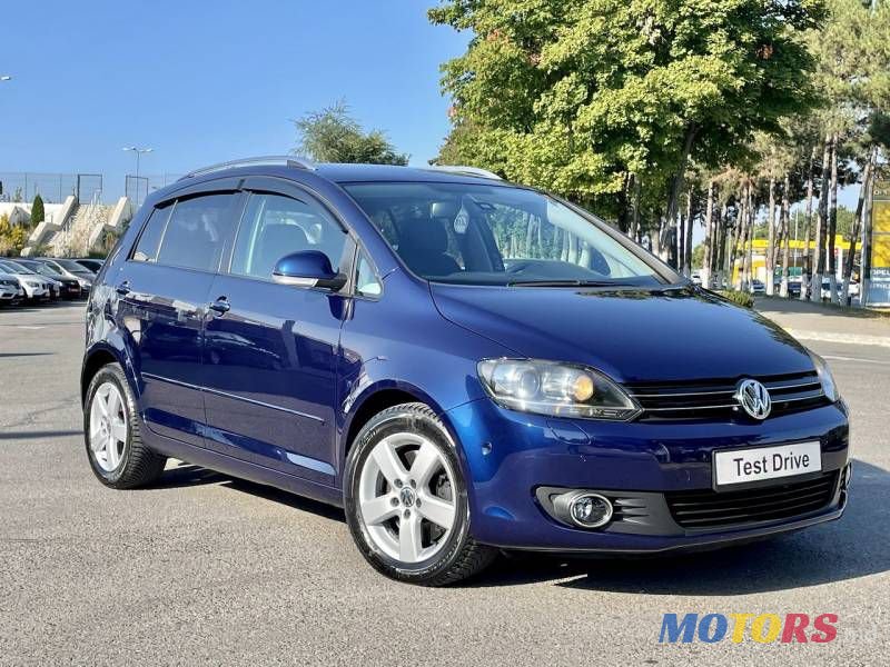 2011' Volkswagen Golf Plus photo #2