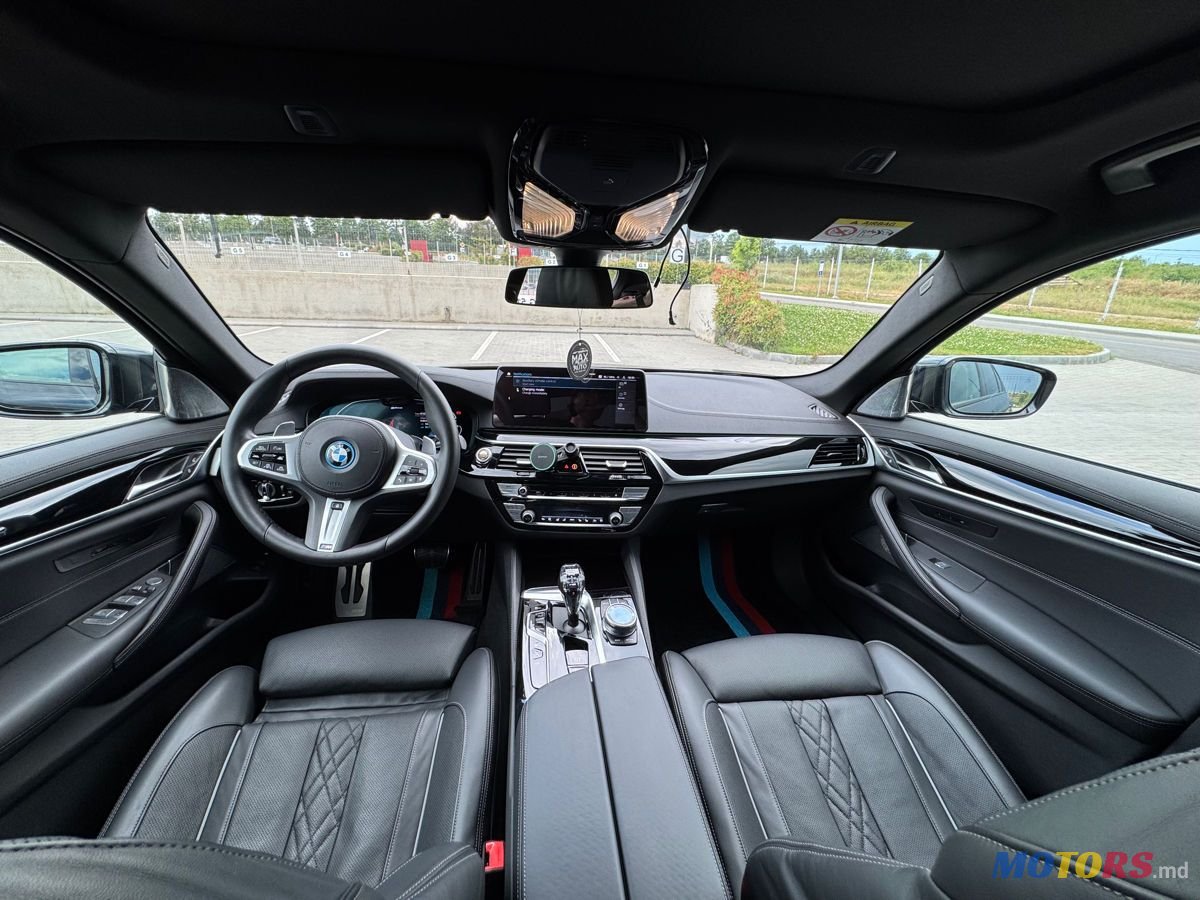 2022' BMW 5 Series photo #6