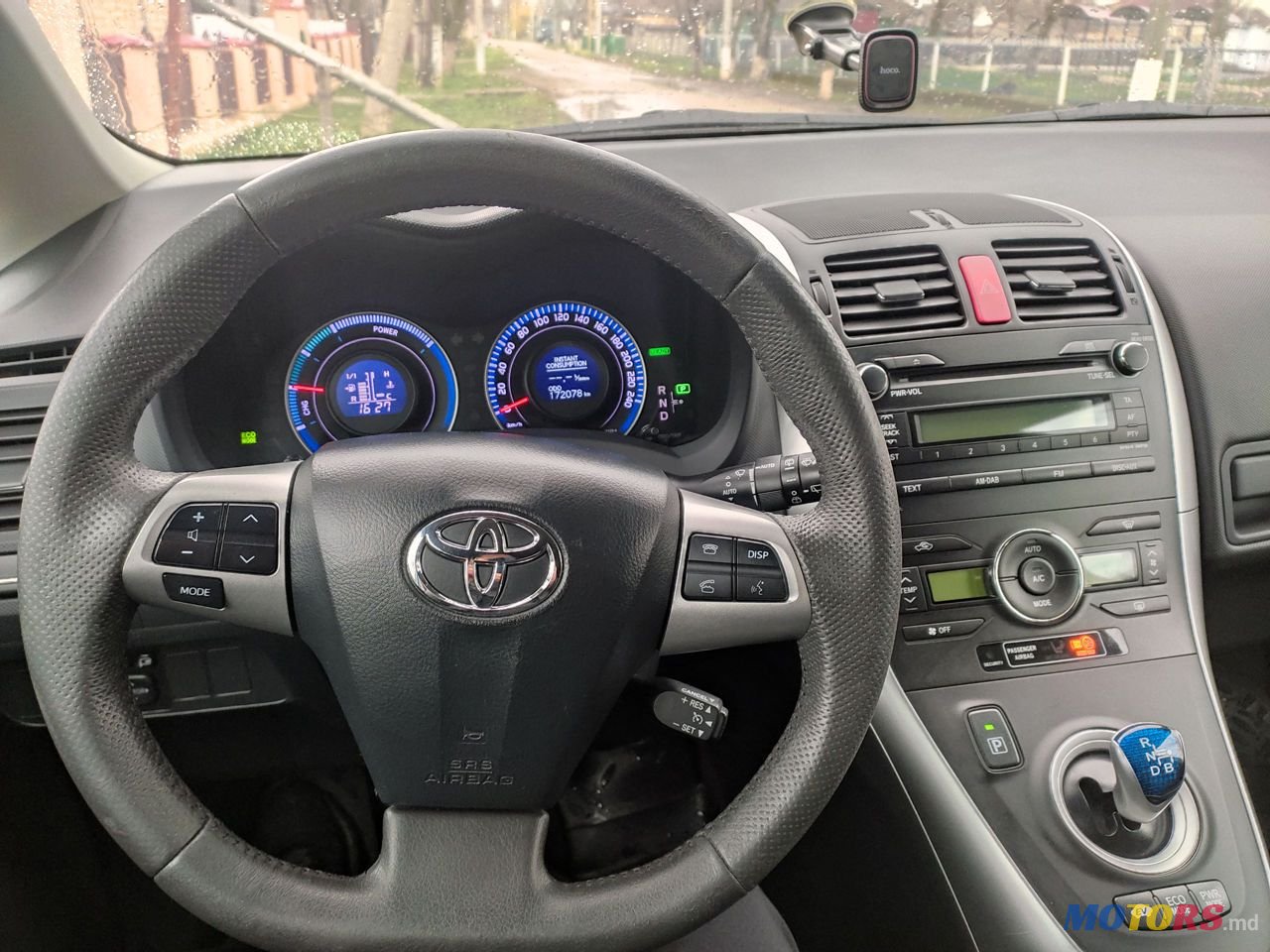 2011' Toyota Auris photo #2