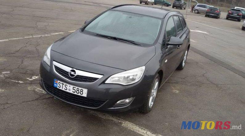 2011' Opel Astra photo #2
