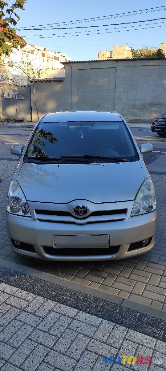 2006' Toyota Corolla Verso photo #1