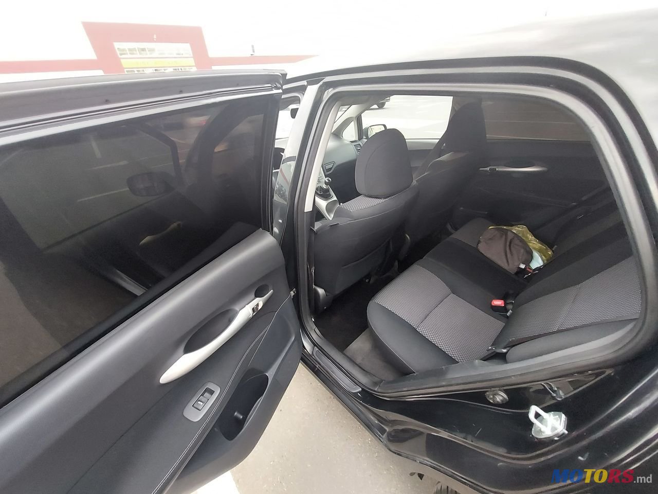 2011' Toyota Auris photo #3