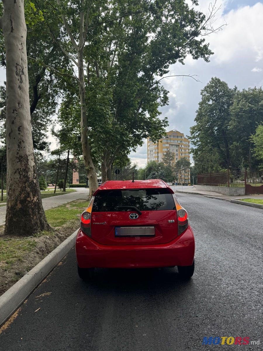 2013' Toyota Prius c photo #3