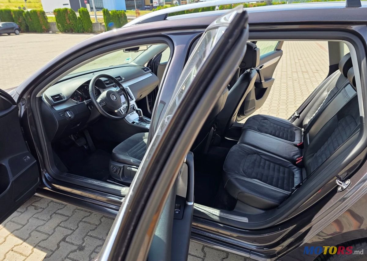 2011' Volkswagen Passat photo #6