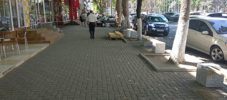 Тротуар в центре Кишинева «освободили» от автомобилей