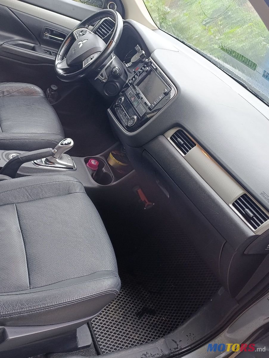 2013' Mitsubishi Outlander photo #3