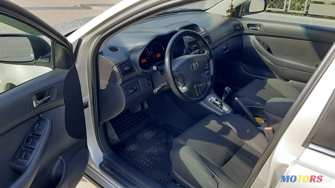 2005' Toyota Avensis photo #5