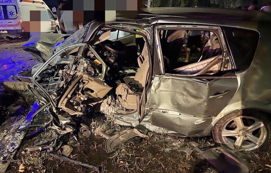 Şoferul unui BMW a provocat un accident frontal astă noapte la Comrat, fiica de 12 ani a unei poliţiste pierzându-şi viaţa în cealaltă maşină