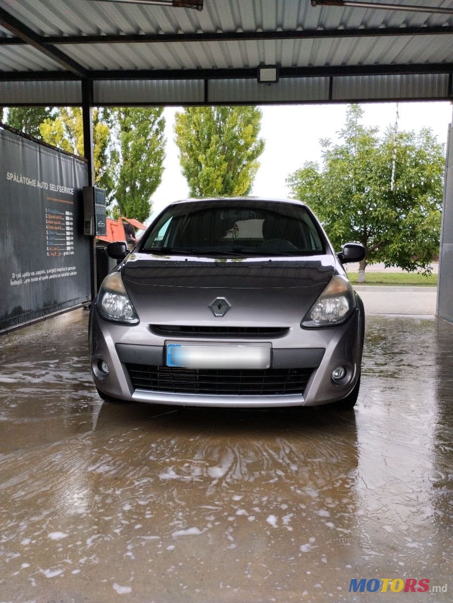 2012' Renault Clio photo #2