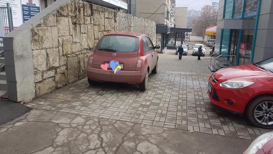Viral pe internet! Cum şi-a cerut scuze o şoferiţă din Chişinău pentru că şi-a parcat maşina pe trotuar