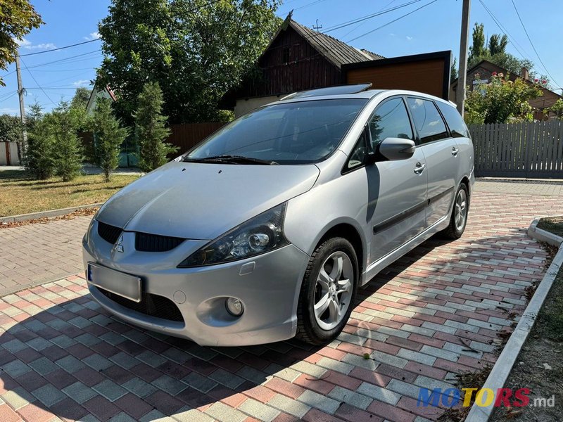 2005' Mitsubishi Grandis photo #1