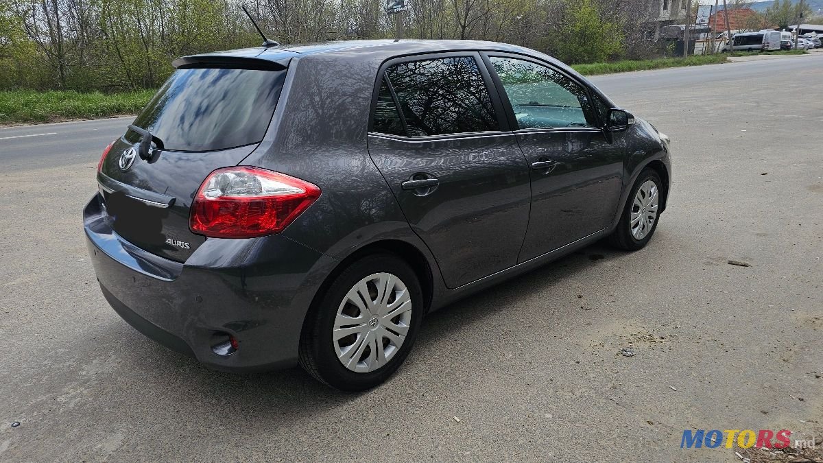 2010' Toyota Auris photo #2