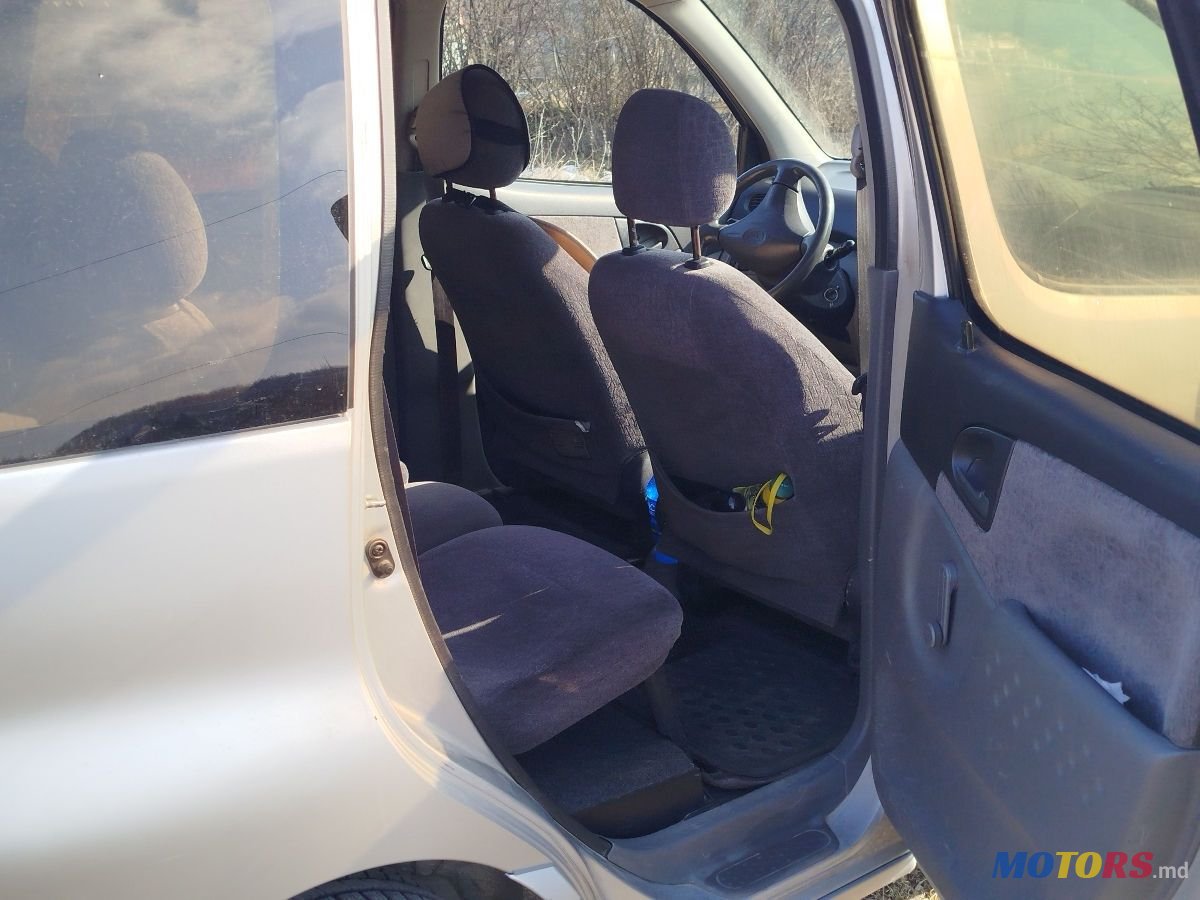 2002' Toyota Yaris Verso photo #6