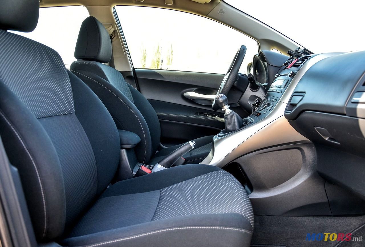 2011' Toyota Auris photo #6