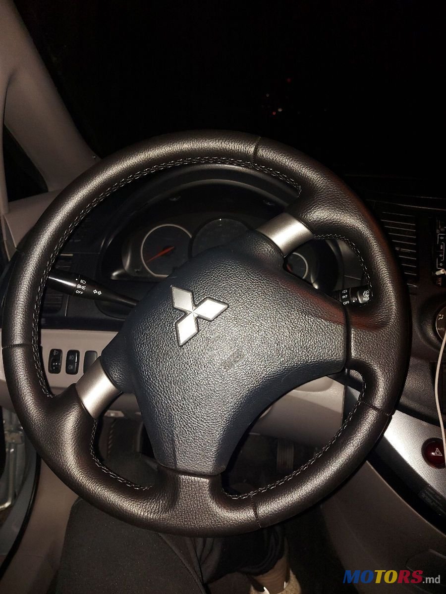 2006' Mitsubishi Grandis photo #5