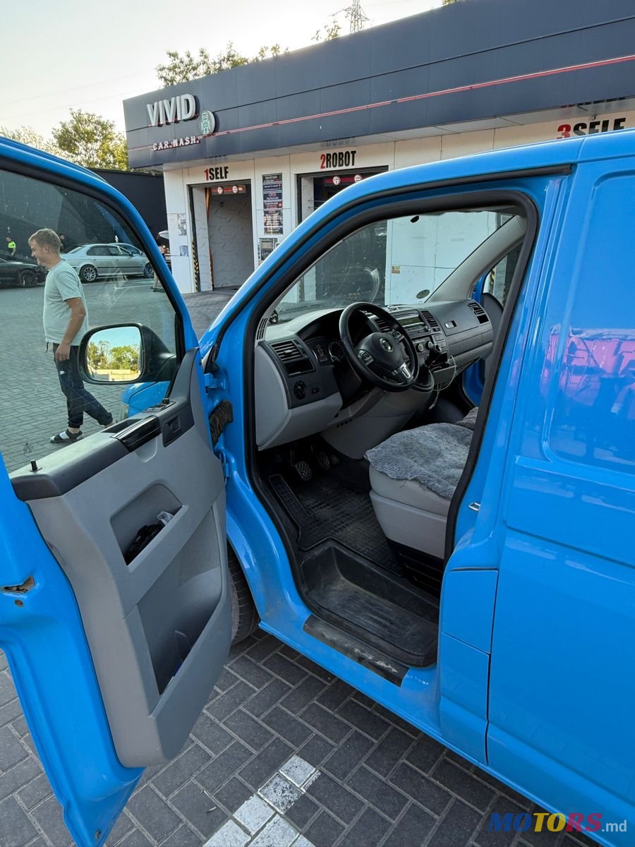 2015' Volkswagen Transporter photo #6