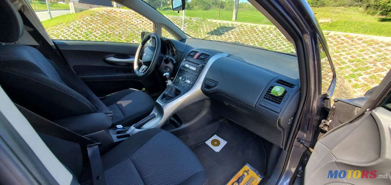 2011' Toyota Auris photo #5