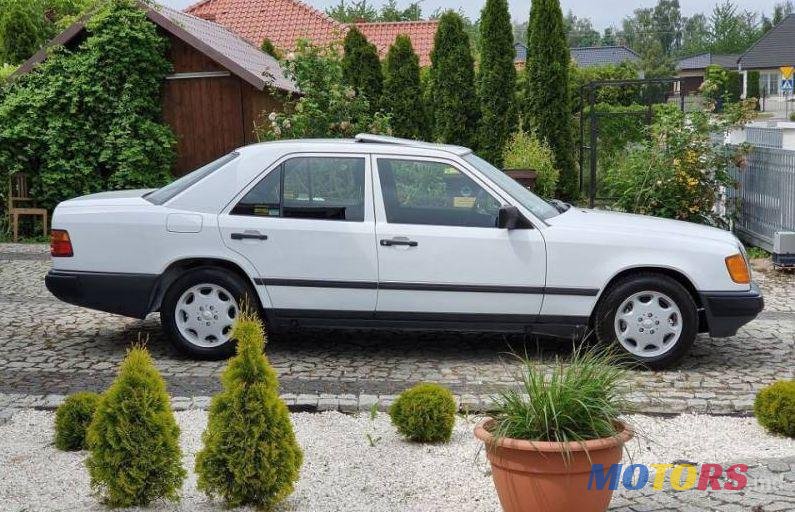 1989' Mercedes-Benz 124 photo #1