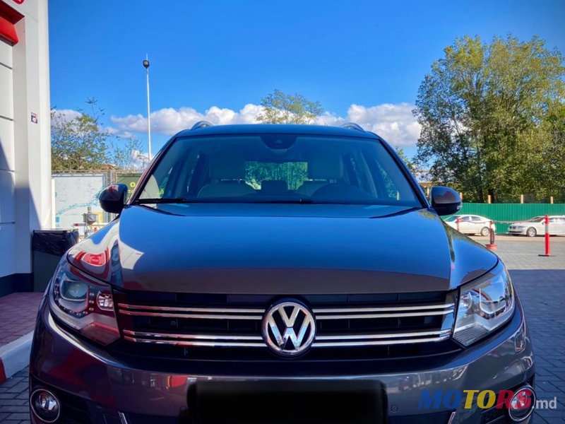 2012' Volkswagen Tiguan photo #2