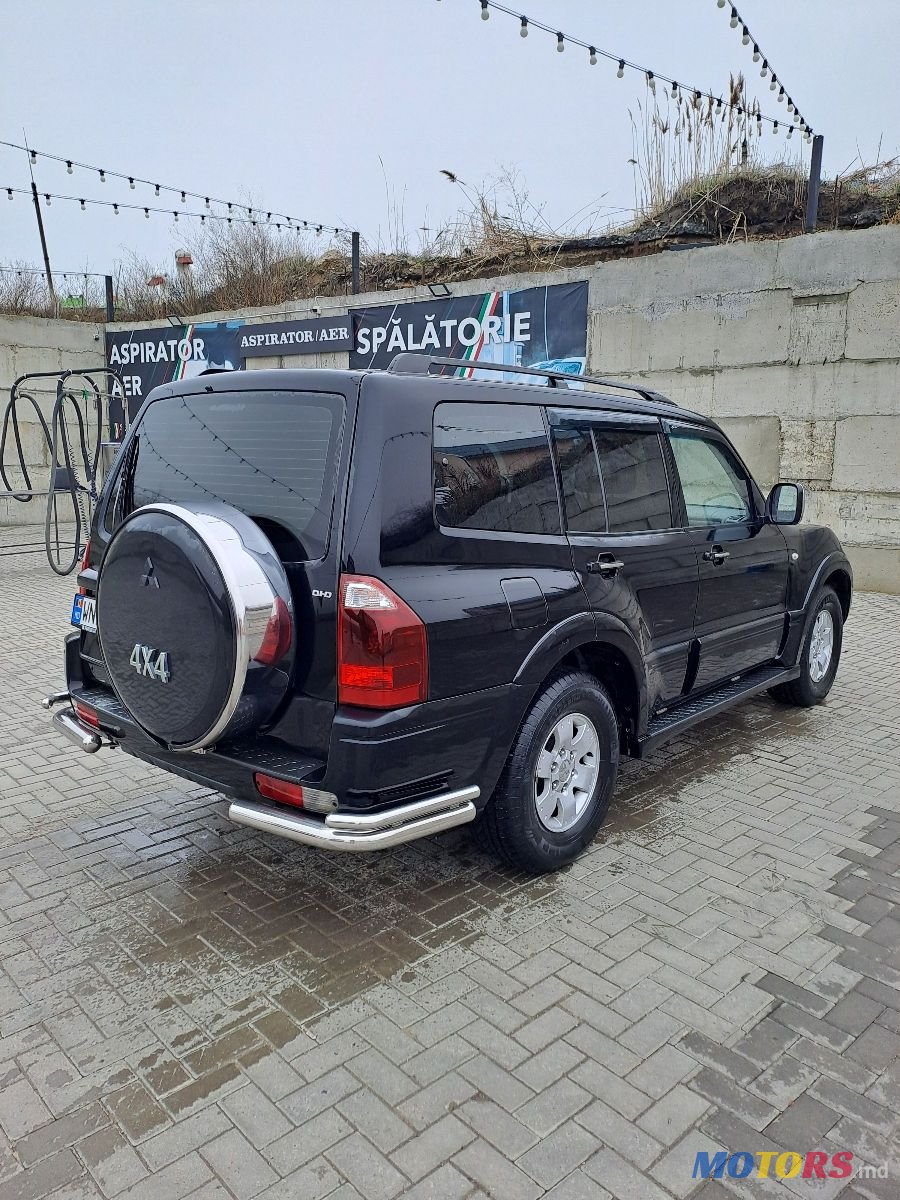 2006' Mitsubishi Pajero photo #3