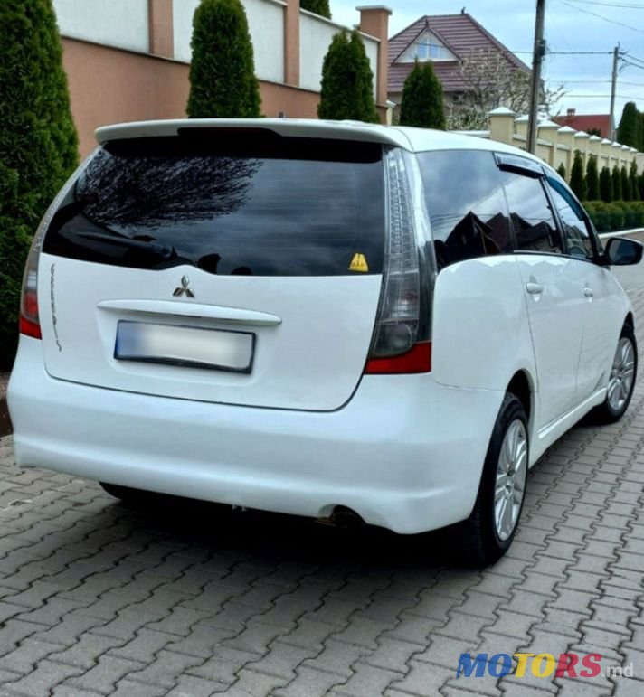 2008' Mitsubishi Grandis photo #3