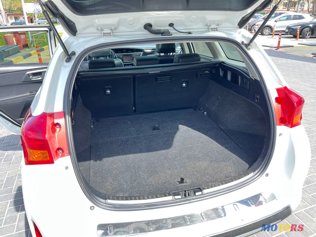 2013' Toyota Auris photo #5