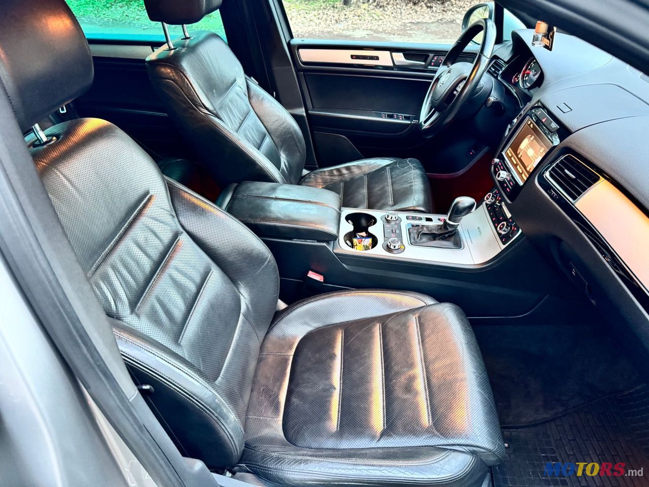 2011' Volkswagen Touareg photo #4