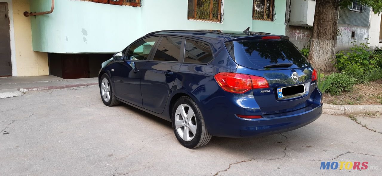 2012' Opel Astra photo #3