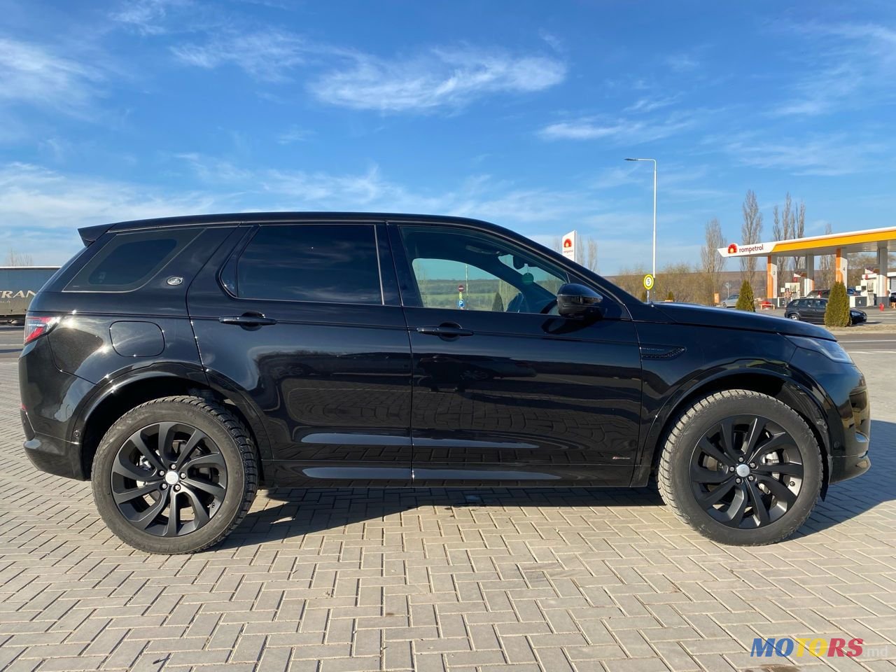 2020' Land Rover Discovery Sport photo #3