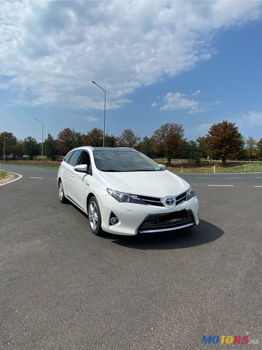 2013' Toyota Auris photo #1