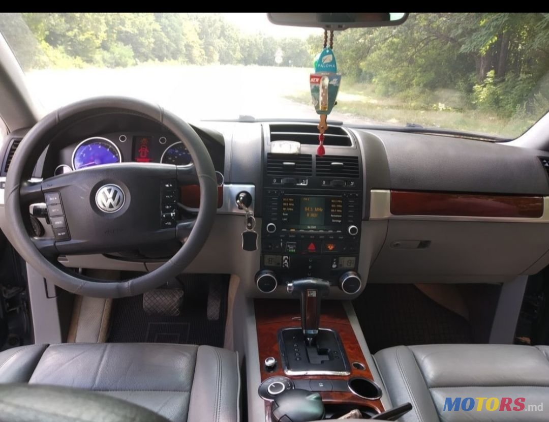 2005' Volkswagen Touareg photo #2