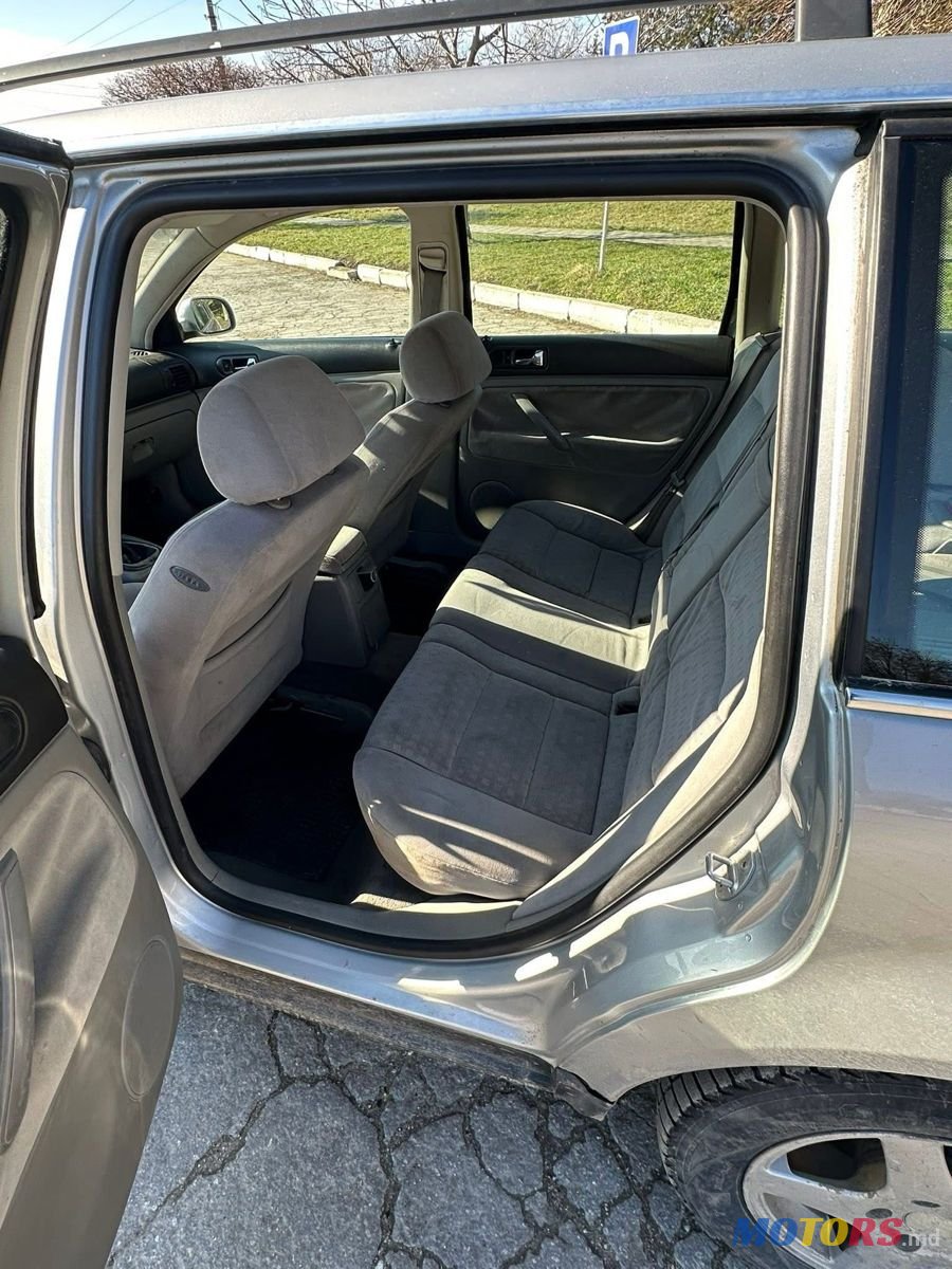 2002' Volkswagen Passat photo #5