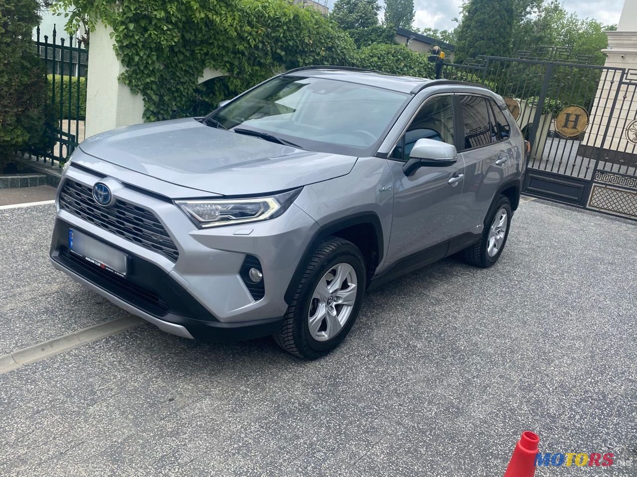 2019' Toyota RAV4 photo #2