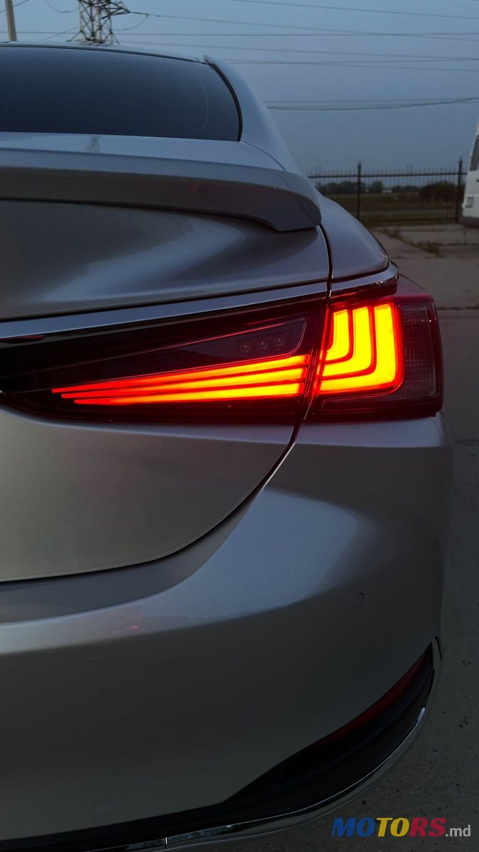 2019' Lexus Es Series photo #5