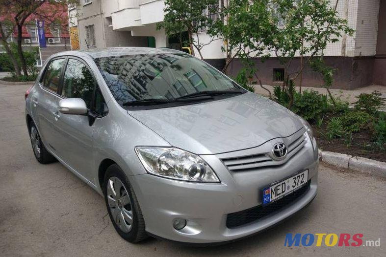 2011' Toyota Auris photo #1