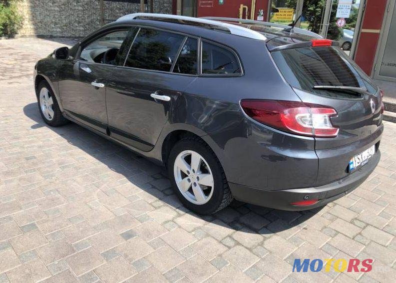 2010' Renault Laguna photo #1