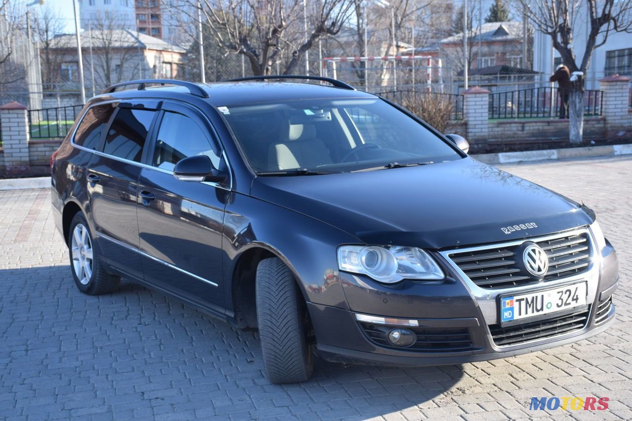 2010' Volkswagen Passat photo #2