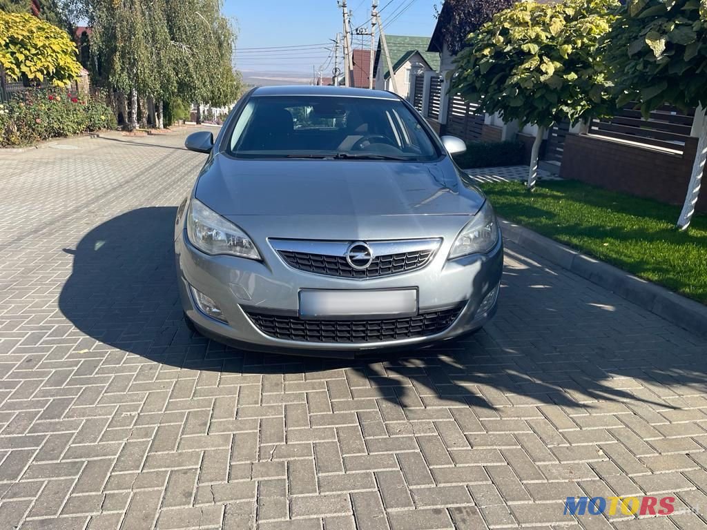 2011' Opel Astra photo #4