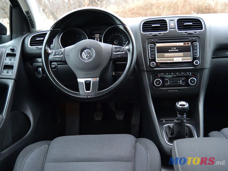 2011' Volkswagen Golf photo #5