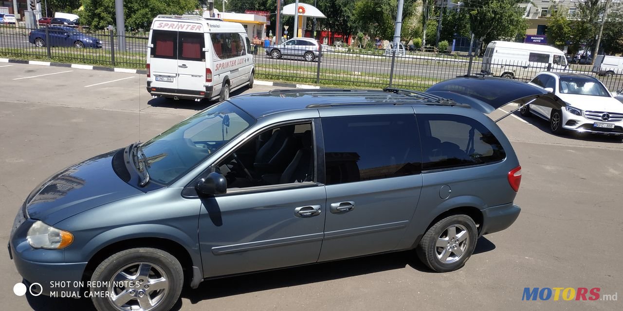 2005' Chrysler Town&Country photo #2