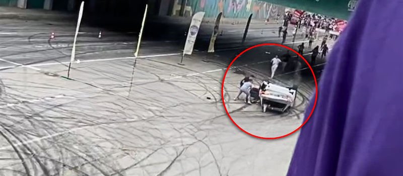 В Кишиневе на соревнованиях по драг-рейсингу перевернулся автомобиль