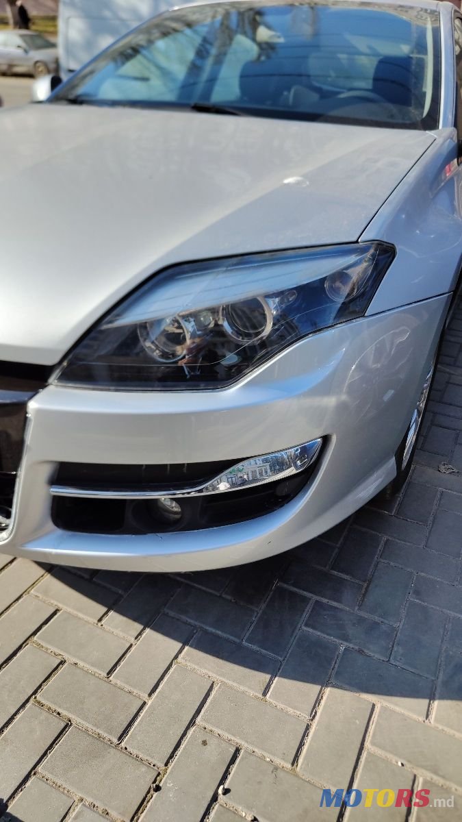 2011' Renault Laguna photo #2